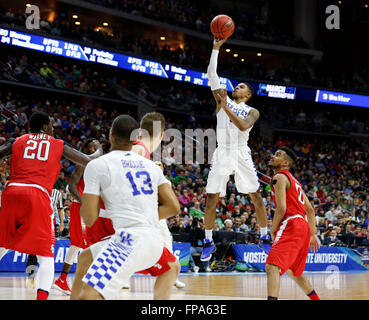 Des Moines, IA, USA. 17. März 2016. Kentucky Wildcats bewachen Tyler Ulis (3) erzielte auf einer schwimmenden Brücke während der ersten Hälfte Aktion wie der University of Kentucky Stony Brook University in der ersten Runde der 2016 NCAA Division I Basketball Herrenturnier in Wells Fargo Arena in Des Moines, IA, Donnerstag, 17. März 2016 gespielt. © Lexington Herald-Leader/ZUMA Draht/Alamy Live-Nachrichten Stockfoto