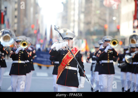 New York City, USA, 17. März 2016. St. Patricks Day Parade: U.S. Marine Corps marching Band unter der Leitung von Tambourmajor entlang St Patricks Day Parade route Credit: Andrew Katz/Alamy Live News Stockfoto