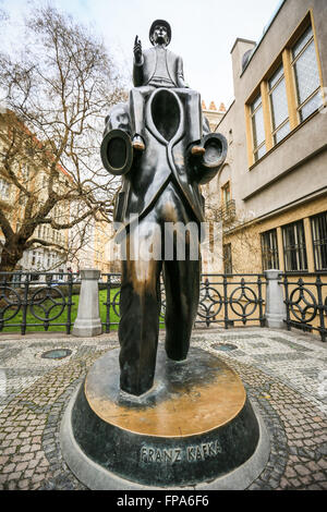 Prag, Tschechische Republik. 16. März 2016. Franz Kafka-Denkmal in der Dusni Straße, neben der spanischen Synagoge des Bildhauers Jaroslav Rona. © Aziz Karimow/Pacific Press/Alamy Live-Nachrichten Stockfoto