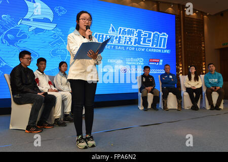 (160318)--Peking, 18. März 2016 (Xinhua)--ein Forum mit dem Titel "Set Sail for Low Carbon Life" findet während der Zwischenstopp der Flotte von Clipper Round The World Race in Qingdao, der ostchinesischen Provinz Shandong, 16. März 2016 statt. Eine Gruppe von Round-the-World-Matrosen setzte Anker an der östlichen chinesischen Küstenstadt Qingdao für Lieferungen und eine Nachricht des sozialen Bewusstseins über die Kinder zu bringen. Die Clipper Round The World Race ist die längste nicht-professionelle Regatta der Welt. In den 18 Jahren seines Bestehens haben Yachten und Ocean Racer 55 Häfen weltweit aufgerufen. Dies ist die sechste t Stockfoto