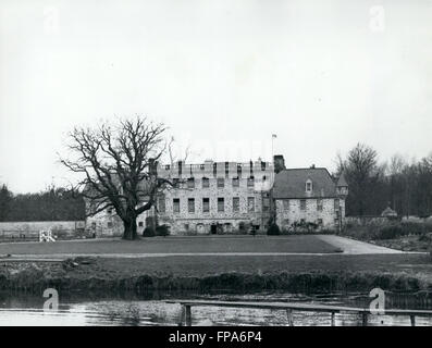 1962 - wie Vater: Prinz Charles Will ins Gordonstoun. Endlich ist die Nachricht, Prinz Charles gehen an Gordonstoun, seines Vaters alte Schule auf den Moray Forth in Schottland. Zu Beginn des Sommersemesters wird er Windmühle Lodge, ein Haus mit 60 Jungen an der £519 im Jahr, 400 Schüler harte Schule beitreten. Seine Schulleiter wird Herr F.R.G. kauen, die die Schule seit 1959 geführt hat. Das Hauptziel des Gordonstoun, gegründet im Jahr 1934 von Dr. Kurt Hahn ist die Entwicklung des Charakters und der Initiative, mit Schwerpunkt auf selbst - Disziplin Prinz Charles wird keine besondere Privilegien genießen, während er ist Stockfoto