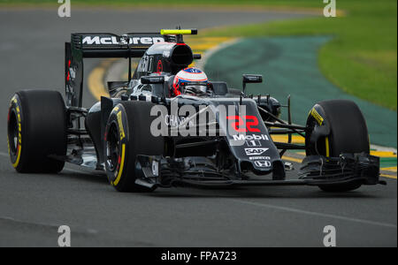 Melbourne, Australien. 18. März 2016. McLaren-Honda Formel1-Fahrer Jenson Button von Großbritannien Rennen während des ersten Trainings vor der australischen Formel Eins Grand Prix im Albert Park in Melbourne, Australien, 18. März 2016. Mercedes AMG Petronas Formel1 Fahrer Lewis Hamilton von Großbritannien fuhr die schnellste Runde des 1:29.725 in der ersten Sitzung. Die Australian Formula One Grand Prix stattfinden am 20. März in Melbourne. © Bai Xue/Xinhua/Alamy Live-Nachrichten Stockfoto