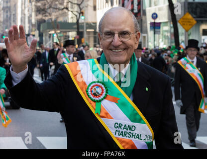 New York, Vereinigte Staaten von Amerika. 16. März 2016. Großmarschall George Mitchell teilgenommen über die 255ten New Yorker St. Patrick's Day Parade. Die Parade der Schutzpatron Irlands ehrt und fand zum ersten Mal in New York 14 Jahre vor der Unterzeichnung der Unabhängigkeitserklärung. © Luiz Rampelotto/Pacific Press/Alamy Live-Nachrichten Stockfoto