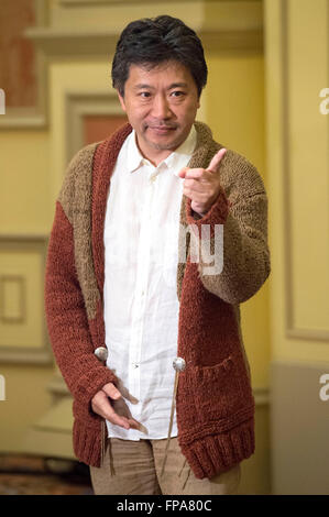 Japanische Regisseur Hirokazu Kore-Eda spricht vor der versammelten Presse am the10th Asian Film awards Pressekonferenz im Venetian Hotel Macau. Er ist mit seinem Film unsere kleine Schwester für die beste Regie nominiert. Macau am 17. März 2016 Stockfoto