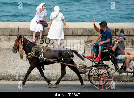 Havanna, Kuba. 16. März 2016. Life Style in Havanna, Kuba, grüßt ein Mann Reiten ein Pferdewagen Nonnen am Malecón auf Mittwoch, 16. März 2016. Kuba wird US-Präsident Barack Obama sowie Rockband Rolling Stones nächste Woche Gastgeber. (CTK-Foto) Stockfoto