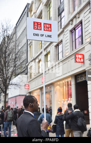 Oxford Circus, London, UK. 18. März 2016. Uniqlo öffnen ihre Flagship-Store auf der Oxford Street nach einem Jahr der Sanierung. Stockfoto