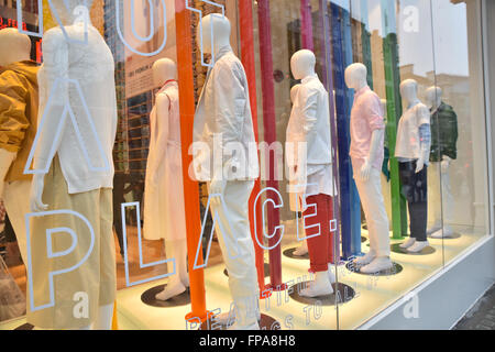 Oxford Circus, London, UK. 18. März 2016. Uniqlo öffnen ihre Flagship-Store auf der Oxford Street nach einem Jahr der Sanierung. Stockfoto