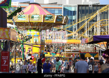 Sydney, Australien. 18. März 2016. Im Bild: Karneval Fahrgeschäfte. Die Sydney Royal Easter Show ist eine jährliche Veranstaltung, wo kommt das Land in die Stadt. Es wird durch die königliche landwirtschaftliche Gesellschaft von NSW organisiert und findet im Olympiapark. Kredit: Kredit: Richard Milnes/Alamy Live-Nachrichten Stockfoto