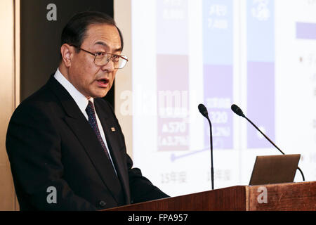 Tokio, Japan. 18. März 2016. Toshiba Corp. President und CEO Masashi Muromachi spricht während einer Pressekonferenz am Sitz Unternehmens am 18. März 2016, Tokio, Japan. Toshiba sagte, dass es voraussichtlich im nächsten Jahr ab April in die Gewinnzone zurückkehren. Muromachi angekündigten Restrukturierung und geschäftlichen Konsolidierungsmaßnahmen, die auf 40 Milliarden Yen im Konzernergebnis nach Steuern für das Jahr 2016 (ca. $ 360 Millionen) nach einem Skandal Buchhaltung führen würde, die prognostizierten Verluste auf 710 Milliarden Yen für 2015 geführt. Bildnachweis: Aflo Co. Ltd./Alamy Live-Nachrichten Stockfoto