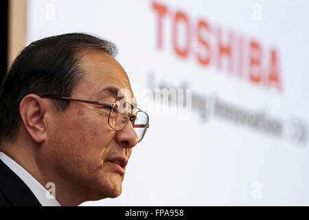 Tokio, Japan. 18. März 2016. Toshiba Corp. President und CEO Masashi Muromachi spricht während einer Pressekonferenz am Sitz Unternehmens am 18. März 2016, Tokio, Japan. Toshiba sagte, dass es voraussichtlich im nächsten Jahr ab April in die Gewinnzone zurückkehren. Muromachi angekündigten Restrukturierung und geschäftlichen Konsolidierungsmaßnahmen, die auf 40 Milliarden Yen im Konzernergebnis nach Steuern für das Jahr 2016 (ca. $ 360 Millionen) nach einem Skandal Buchhaltung führen würde, die prognostizierten Verluste auf 710 Milliarden Yen für 2015 geführt. Bildnachweis: Aflo Co. Ltd./Alamy Live-Nachrichten Stockfoto