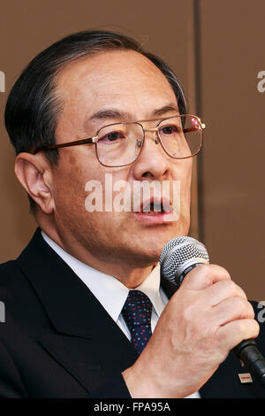 Tokio, Japan. 18. März 2016. Toshiba Corp. President und CEO Masashi Muromachi spricht während einer Pressekonferenz am Sitz Unternehmens am 18. März 2016, Tokio, Japan. Toshiba sagte, dass es voraussichtlich im nächsten Jahr ab April in die Gewinnzone zurückkehren. Muromachi angekündigten Restrukturierung und geschäftlichen Konsolidierungsmaßnahmen, die auf 40 Milliarden Yen im Konzernergebnis nach Steuern für das Jahr 2016 (ca. $ 360 Millionen) nach einem Skandal Buchhaltung führen würde, die prognostizierten Verluste auf 710 Milliarden Yen für 2015 geführt. Bildnachweis: Aflo Co. Ltd./Alamy Live-Nachrichten Stockfoto