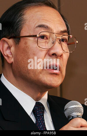 Tokio, Japan. 18. März 2016. Toshiba Corp. President und CEO Masashi Muromachi spricht während einer Pressekonferenz am Sitz Unternehmens am 18. März 2016, Tokio, Japan. Toshiba sagte, dass es voraussichtlich im nächsten Jahr ab April in die Gewinnzone zurückkehren. Muromachi angekündigten Restrukturierung und geschäftlichen Konsolidierungsmaßnahmen, die auf 40 Milliarden Yen im Konzernergebnis nach Steuern für das Jahr 2016 (ca. $ 360 Millionen) nach einem Skandal Buchhaltung führen würde, die prognostizierten Verluste auf 710 Milliarden Yen für 2015 geführt. Bildnachweis: Aflo Co. Ltd./Alamy Live-Nachrichten Stockfoto