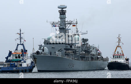 Warnemünde, Deutschland. 18. März 2016. Die britische Fregatte "HMS Iron Duke" (F234, L) der NATO naval Force "Standing NATO Maritime Group 1" (SNMG 1) kommt in Warnemünde, Deutschland, 18. März 2016. Das diesjährige erste Besuch der NATO naval Force, bestehend aus drei Schiffen, feiert nach dem naval Force setzen wird, um zu sehen, wieder am 21. März mit einem offenen Schiff-Event vom 19. / 20. März 2016. Foto: Bernd Wuestneck/Dpa/Alamy Live News Stockfoto