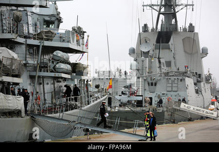 Warnemünde, Deutschland. 18. März 2016. Die spanische Fregatte "ESPS Alvaro de Bazan" (F101, R) und die britische Fregatte "HMS Iron Duke" (F234, L) der NATO naval Force "Standing NATO Maritime Group 1" (SNMG 1) liegen vor Anker in Warnemünde, Deutschland, 18. März 2016. Das diesjährige erste Besuch der NATO naval Force, bestehend aus drei Schiffen, feiert nach dem naval Force setzen wird, um zu sehen, wieder am 21. März mit einem offenen Schiff-Event vom 19. / 20. März 2016. Foto: Bernd Wuestneck/Dpa/Alamy Live News Stockfoto