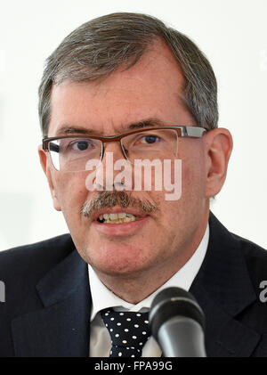 Salzgitter, Deutschland. 18. März 2016. Der CFO der Salzgitter AG, Burkhard Becker, spricht während des Unternehmens Bilanzpressekonferenz in Salzgitter, Deutschland, 18. März 2016. Foto: Holger Hollemann/Dpa/Alamy Live News Stockfoto