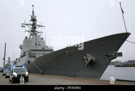 Warnemünde, Deutschland. 18. März 2016. Die spanische Fregatte "ESPS Alvaro de Bazan" (F101) der NATO naval Force "Standing NATO Maritime Group 1" (SNMG 1) gelogen vor Anker in Warnemünde, Deutschland, 18. März 2016. Das diesjährige erste Besuch der NATO naval Force, bestehend aus drei Schiffen, feiert nach dem naval Force setzen wird, um zu sehen, wieder am 21. März mit einem offenen Schiff-Event vom 19. / 20. März 2016. Foto: Bernd Wuestneck/Dpa/Alamy Live News Stockfoto