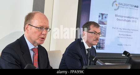 Salzgitter, Deutschland. 18. März 2016. Heinz Jörg Fuhrmann (L), Vorstandsvorsitzender der Salzgitter AG, spricht während des Unternehmens Bilanzpressekonferenz in Salzgitter, Deutschland, 18. März 2016. Der CFO der Salzgitter AG, Burkhard Becker, sitzt neben ihm Foto: Holger Hollemann/Dpa/Alamy Live News Stockfoto