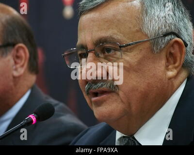 Lima, Peru. 17. März 2016. Dr. Francisco Tavara, und voll von den Nationalratswahlen Jury gab Erklärungen gegenüber der ausländischen Presse akkreditiert in Peru, hinsichtlich der Fragen, die in letzter Zeit ihre Institution gemacht haben. Der Präsident der JNE versichert, dass das Wahlverfahren normalerweise durchgeführt wird wird und die getroffenen Entscheidungen, die einige Hauptkandidaten ausgeschlossen,, nach den bestehenden Gesetzen vorgenommen wurden. Bildnachweis: Carlos García Granthon/Alamy Live-Nachrichten Stockfoto