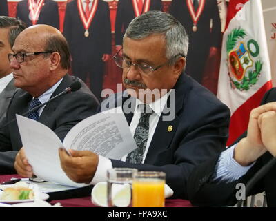 Lima, Peru. 17. März 2016. Dr. Francisco Tavara, und voll von den Nationalratswahlen Jury gab Erklärungen gegenüber der ausländischen Presse akkreditiert in Peru, hinsichtlich der Fragen, die in letzter Zeit ihre Institution gemacht haben. Der Präsident der JNE versichert, dass das Wahlverfahren normalerweise durchgeführt wird wird und die getroffenen Entscheidungen, die einige Hauptkandidaten ausgeschlossen,, nach den bestehenden Gesetzen vorgenommen wurden. Bildnachweis: Carlos García Granthon/Alamy Live-Nachrichten Stockfoto