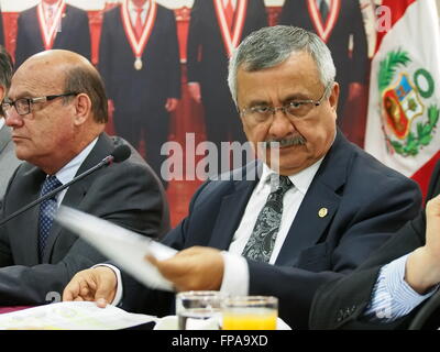 Lima, Peru. 17. März 2016. Dr. Francisco Tavara, und voll von den Nationalratswahlen Jury gab Erklärungen gegenüber der ausländischen Presse akkreditiert in Peru, hinsichtlich der Fragen, die in letzter Zeit ihre Institution gemacht haben. Der Präsident der JNE versichert, dass das Wahlverfahren normalerweise durchgeführt wird wird und die getroffenen Entscheidungen, die einige Hauptkandidaten ausgeschlossen,, nach den bestehenden Gesetzen vorgenommen wurden. Bildnachweis: Carlos García Granthon/Alamy Live-Nachrichten Stockfoto