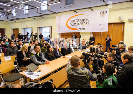 Berlin, Deutschland. 18. März 2016. Syrische Schwimmer Yusra Mardini (M), ihr Vater Izzet Pere Miro (L) und Pere Miro, Olympic Solidarity Direktor und Regisseur NOC Beziehungen des Internationalen Olympischen Komitees (IOC) eine Pressekonferenz in Berlin am 18. März 2016 teilnehmen. Bildnachweis: Dpa picture Alliance/Alamy Live News Stockfoto