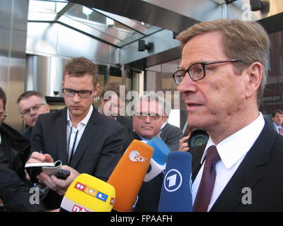 Verlassen deutsche Bundesaußenminister Guido Westerwelle spricht mit Journalisten vor der deutschen UN-Delegation am Anfang von seinem letzten Besuch bei den Vereinten Nationen in New York, USA, 24. September 2013. Foto: CHRISTOPH SATOR/dpa Stockfoto