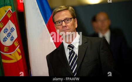 Deutschlands Außenminister Guido Westerwelle im Gespräch mit Journalisten in New York, USA, 24. September 2012. Westerwelle besucht New York vom 21. bis 28. September 2012, 67. Generalversammlung der Vereinten Nationen zu besuchen. Foto: SVEN HOPPE