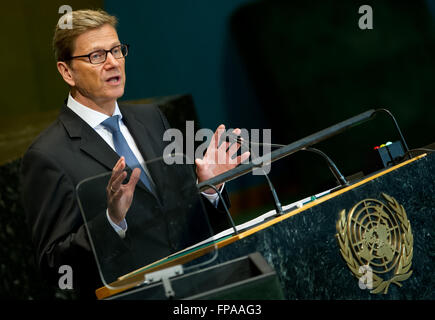 Der deutsche Außenminister Guido Westerwelle (m) spricht vor der Generalversammlung der Vereinten Nationen in New York, USA, 28. September 2012. Westerwelle konzentrierte sich auf Konflikte in Syrien und dem Iran. Foto: SVEN HOPPE Stockfoto