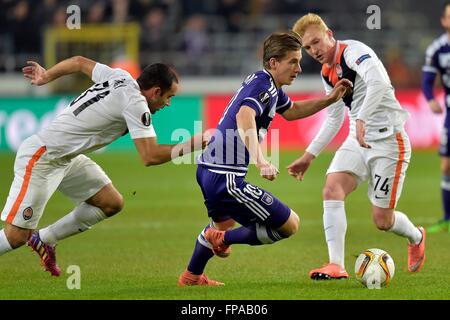 Anderlecht, Brüssel, Belgien. 17. März 2016. UEFA Europa League Fußball. Anderlecht gegen Shakhtar Donetsk in der 2. Etappe match der letzten 16. Praet Dennis Mittelfeldspieler des Rsc Anderlecht spielt den Ball zwischen Ismaily und Viktor Kovalenko von Shakhtar Donetsk © Action Plus Sport/Alamy Live News Stockfoto