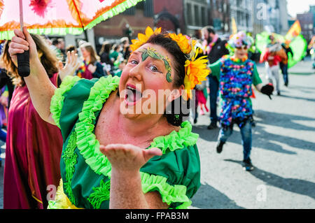 Belfast, Nordirland, Vereinigtes Königreich. 17. März 2016. Einer der Darsteller bläst einen Kuss bei der jährlichen Saint Patricks Parade. Bildnachweis: Stephen Barnes/Alamy Live-Nachrichten Stockfoto