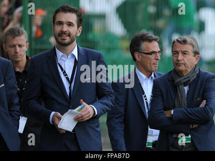 Danzig, Polen. 4. Juni 2012. Datei - der Präsident des deutschen Fußball-Bund DFB, Wolfgang Niersbach (R), Kopf des Büros, Friedrich Curtius (C) und DFB Secretary general Helmut Sandrock (2. R) kommen bei einer Trainingseinheit der deutschen Fußball-Nationalmannschaft im alten Stadion Lechia Gdansk in Danzig, Polen, 4. Juni 2012. Foto: ANDREAS GEBERT/Dpa/Alamy Live-Nachrichten Stockfoto