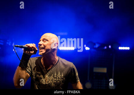 Neapel, Italien. 17. März 2016. Pau (aka Paolo Bruni) von Negrita, singt bei ihren live-Konzert-Tour namens "Clubtour" im Casa della Musica. © PACIFIC PRESS/Alamy Live-Nachrichten Stockfoto