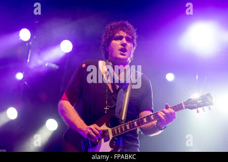 Neapel, Italien. 17. März 2016. Cesare Petrichic spielt Gitarre mit Negrita während ihrer live-Konzert-Tour namens "Clubtour" im Casa della Musica. © PACIFIC PRESS/Alamy Live-Nachrichten Stockfoto