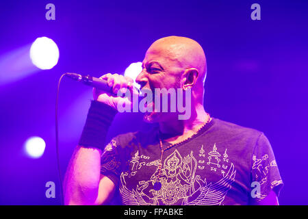 Neapel, Italien. 17. März 2016. Pau (aka Paolo Bruni) von Negrita, singt bei ihren live-Konzert-Tour namens "Clubtour" im Casa della Musica. © PACIFIC PRESS/Alamy Live-Nachrichten Stockfoto