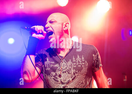 Neapel, Italien. 17. März 2016. Pau (aka Paolo Bruni) von Negrita, singt bei ihren live-Konzert-Tour namens "Clubtour" im Casa della Musica. © PACIFIC PRESS/Alamy Live-Nachrichten Stockfoto