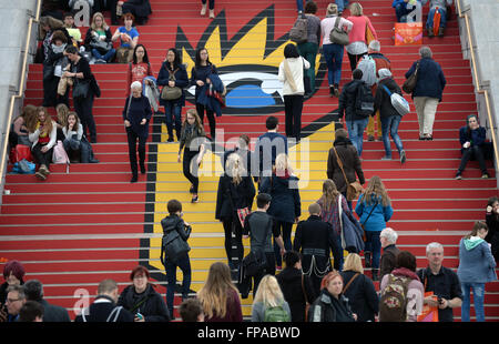 Leipzig, Deutschland. 18. März 2016. Besucher gehen auf Treppen, die die Buchmesse-Logo auf der Leipziger Buchmesse in Leipzig, Deutschland, 18. März 2016 zeigen. 2.000 Aussteller, mehr als 250.000 Besucher und mehr als 2.500 Journalisten werden bis zum 20. März bei geöffnetem Buch Messe erwartet. Das Lesefest "Leipzig liest!" (lit.) "Leipzig liest") erfolgt gleichzeitig mit Lesungen auf dem Messegelände sowie die ganze Stadt. Foto: HENDRIK SCHMIDT/Dpa/Alamy Live News Stockfoto