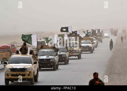 Chaman Scouts Frontier Kulturen Balochistan Holding Flagge marschieren auf der Durchreise Pak-Afghan Road, im Zusammenhang mit der 23. März die Resolution Tag von Pakistan in Chaman auf Freitag, 18. März 2016. Stockfoto