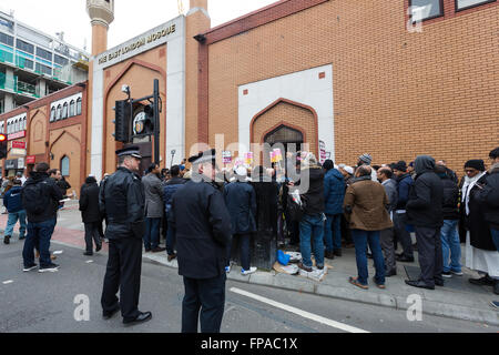 London, UK. 18. März 2016. Demonstranten und Unterstützer des East London Mosque in Whitechapel, Tower Hamlets, Bühne eine Anti-Rassismus und "Solidarität mit Moschee" protestieren und fordern weit-Rechte Gruppe, Britain First durch den Innenminister aus rassistischen oder islamophobe Demonstrationen außerhalb von Moscheen und glauben Gebäude verboten werden. Bildnachweis: EL Bilder/Alamy Live News Stockfoto