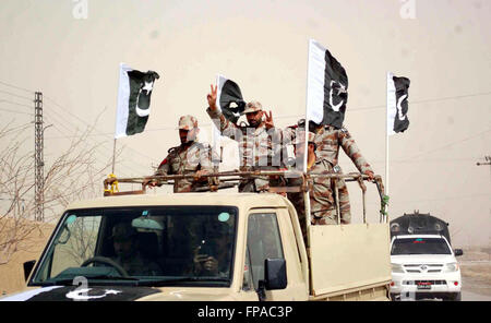 Chaman Scouts Frontier Kulturen Balochistan Holding Flagge marschieren auf der Durchreise Pak-Afghan Road, im Zusammenhang mit der 23. März die Resolution Tag von Pakistan in Chaman auf Freitag, 18. März 2016. Stockfoto