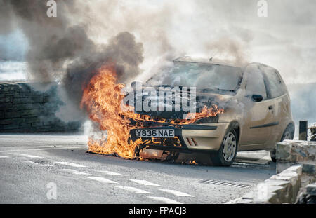 Machynlleth, Powys, West Wales, UK. 18. März 2016. Ein Auto auf die A487 direkt an der Brücke Pont Dyfi Feuer fing durch eine defekte Anlasser bei 14,20 heute Nachmittag. Machynlleth beibehalten Feuerwehr reagierte schnell und bekam dem Feuer unter Kontrolle innerhalb von Minuten des Seins auf Szene das junge Mädchen ist Auto es war, war Visibley durchgeschüttelt aber auch so war sie besorgter um die Häuser und Menschen vor Ort als sich selbst oder ihr Auto. Bildnachweis: Veteran Fotografie/Alamy Live-Nachrichten Stockfoto