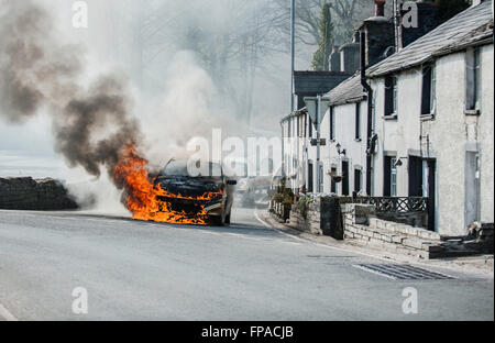 Machynlleth, Powys, West Wales, UK. 18. März 2016. Ein Auto auf die A487 direkt an der Brücke Pont Dyfi Feuer fing durch eine defekte Anlasser bei 14,20 heute Nachmittag. Machynlleth beibehalten Feuerwehr reagierte schnell und bekam dem Feuer unter Kontrolle innerhalb von Minuten des Seins auf Szene das junge Mädchen ist Auto es war, war Visibley durchgeschüttelt aber auch so war sie besorgter um die Häuser und Menschen vor Ort als sich selbst oder ihr Auto. Bildnachweis: Veteran Fotografie/Alamy Live-Nachrichten Stockfoto