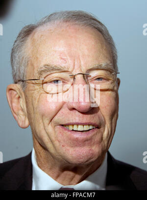 Sprechen Sie Vereinigte Staaten Senator Chuck Grassley (Republikanische of Iowa), Vorsitzender, U.S. Senate Committee on der Justiz gegenüber Reportern nach einem executive Business-Meeting auf dem Capitol Hill in Washington, DC auf Donnerstag, 17. März 2016 den Vorsitz. Grassley wiederholt, dass er keine Bestätigung Anhörungen über die Ernennung der Richter Merrick Garland als Associate Justice von der US Supreme Court ersetzt Gerechtigkeit Antonin Scalia durchführen wird. Bildnachweis: Ron Sachs/CNP - kein Draht-Dienst- Stockfoto