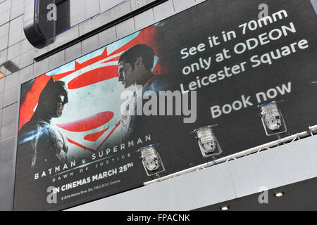 Leicester Square, London, UK. 18. März 2016. Batman v. Superman-Film, der am kommenden Freitag veröffentlicht wird soll in 70 mm gezeigt werden Stockfoto