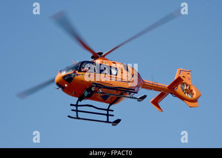 Husum, Deutschland. 17. März 2016. Hubschrauber "Christoph 29" ab in die Klinik in Husum, Deutschland, 17. März 2016 zu retten. Der Hubschrauber des Typs Eurocopter EC 135 ist bei der Bundeswehr Lazarett in Hamburg stationiert. Der Pilot ist ein Mitglied der Bundespolizei, der Bundeswehr militärische medizinische Hilfe. Foto: Carsten Rehder/Dpa/Alamy Live News Stockfoto