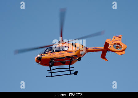 Husum, Deutschland. 17. März 2016. Hubschrauber "Christoph 29" ab in die Klinik in Husum, Deutschland, 17. März 2016 zu retten. Der Hubschrauber des Typs Eurocopter EC 135 ist bei der Bundeswehr Lazarett in Hamburg stationiert. Der Pilot ist ein Mitglied der Bundespolizei, der Bundeswehr militärische medizinische Hilfe. Foto: Carsten Rehder/Dpa/Alamy Live News Stockfoto