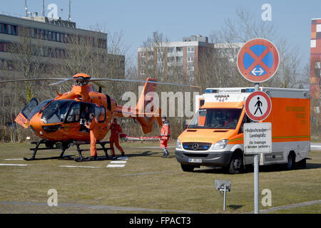 Husum, Deutschland. 17. März 2016. Hubschrauber "Christoph 29" ab in die Klinik in Husum, Deutschland, 17. März 2016 zu retten. Der Hubschrauber des Typs Eurocopter EC 135 ist bei der Bundeswehr Lazarett in Hamburg stationiert. Der Pilot ist ein Mitglied der Bundespolizei, der Bundeswehr militärische medizinische Hilfe. Foto: Carsten Rehder/Dpa/Alamy Live News Stockfoto