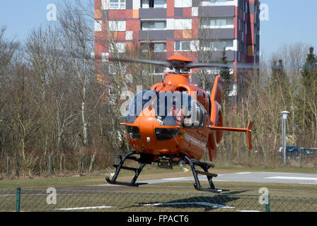 Husum, Deutschland. 17. März 2016. Hubschrauber "Christoph 29" ab in die Klinik in Husum, Deutschland, 17. März 2016 zu retten. Der Hubschrauber des Typs Eurocopter EC 135 ist bei der Bundeswehr Lazarett in Hamburg stationiert. Der Pilot ist ein Mitglied der Bundespolizei, der Bundeswehr militärische medizinische Hilfe. Foto: Carsten Rehder/Dpa/Alamy Live News Stockfoto