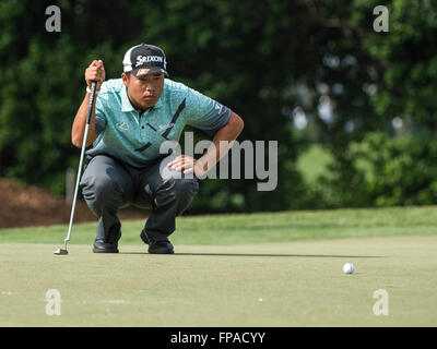 18. März 2016 - Orlando, FL, USA: Hideki Matsuyama von Japan richtet einen Putt auf dem 1. Loch während der zweiten Runde Golf Aktion von Arnold Palmer Invitational präsentiert von MasterCard an Arnold Palmer Bay Hill Club & Lodge in Orlando, FL. Romeo T Guzman/CSM statt. Stockfoto