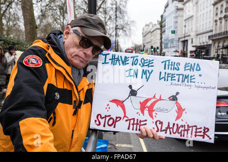 London, UK. 18. März 2016. RIC O'Barry, Star der Delphin-Jagd-Film "The Cove" und Leiter des Projekts "Dolphin", vor kurzem aus Japan, deportiert Proteste gegenüber der japanischen Botschaft gegen das brutale jährliche Abschlachten von Delfinen in Taiji in Japan Credit: Mark Kerrison/Alamy Live News Stockfoto