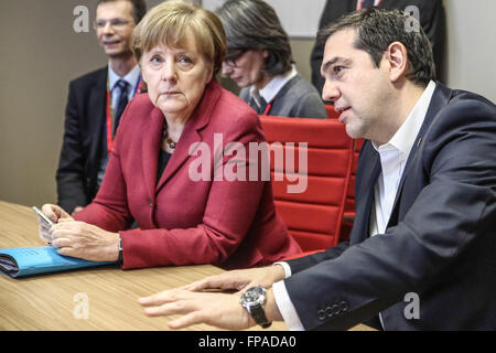 Brüssel, Belgien. 17. März 2016. Bundeskanzlerin Angela Merkel spricht links, mit griechischen Premierminister Alexis Tsipras, bei einem Treffen am Rande von einem EU-Gipfel in Brüssel am Freitag. Der türkische Ministerpräsident Ahmet Davutoglu kam zu Gesprächen mit EU-Ratspräsident Donald Tusk, der Kommissionspräsident Jean-Claude Juncker und der niederländische Ministerpräsident Mark Rutte. Ihrer Tagung richtet sich an die Details eines Abkommens über Zehntausende von Migranten in Griechenland in die Türkei senden ausdiskutiert. © Aristidis Vafeiadakis/ZUMA Draht/Alamy Live-Nachrichten Stockfoto